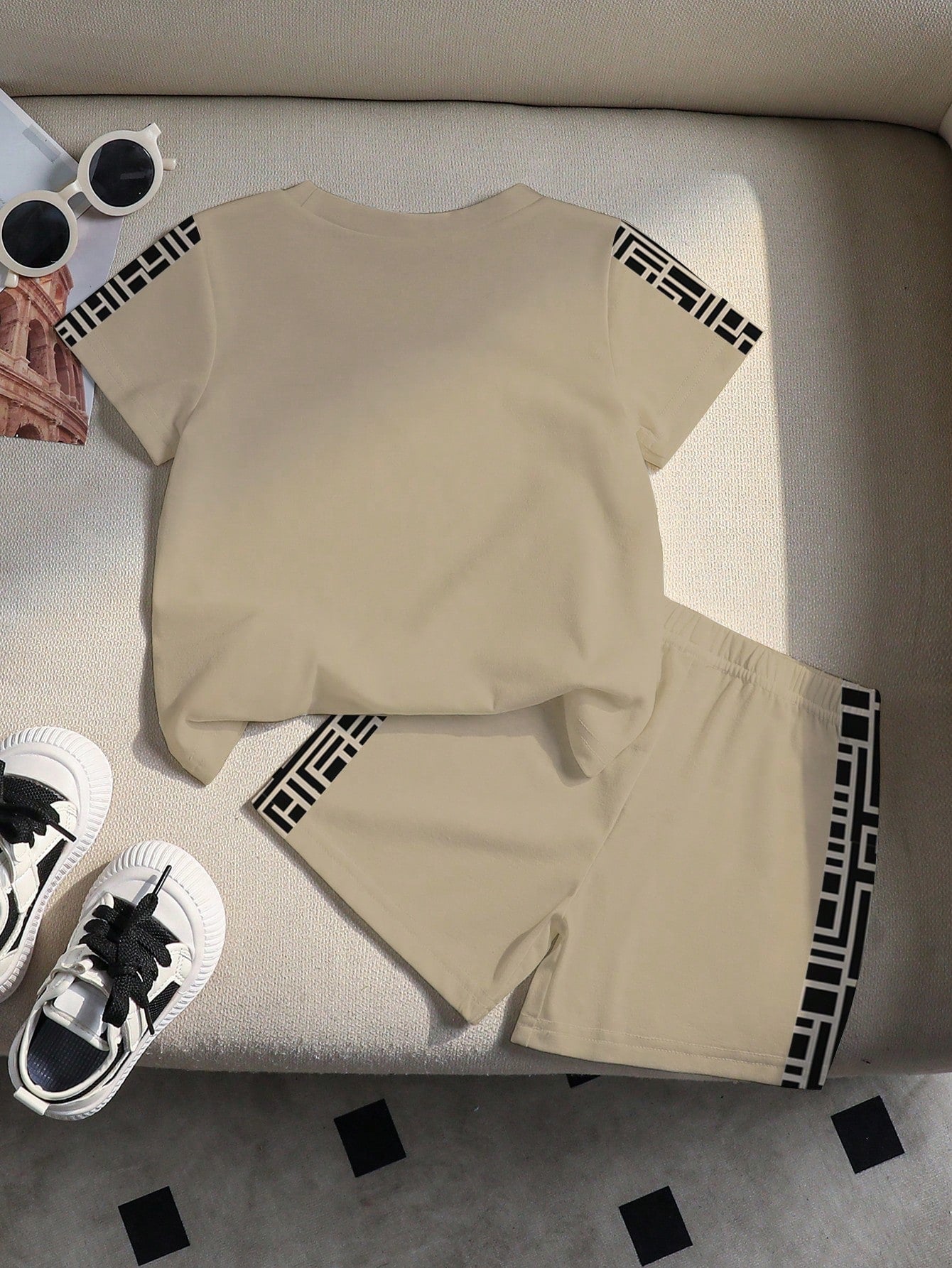 Prenda beige conjunto para bebe con detalles geometricos vista trasera

