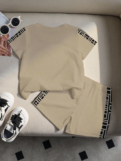 Prenda beige conjunto para bebe con detalles geometricos vista trasera
