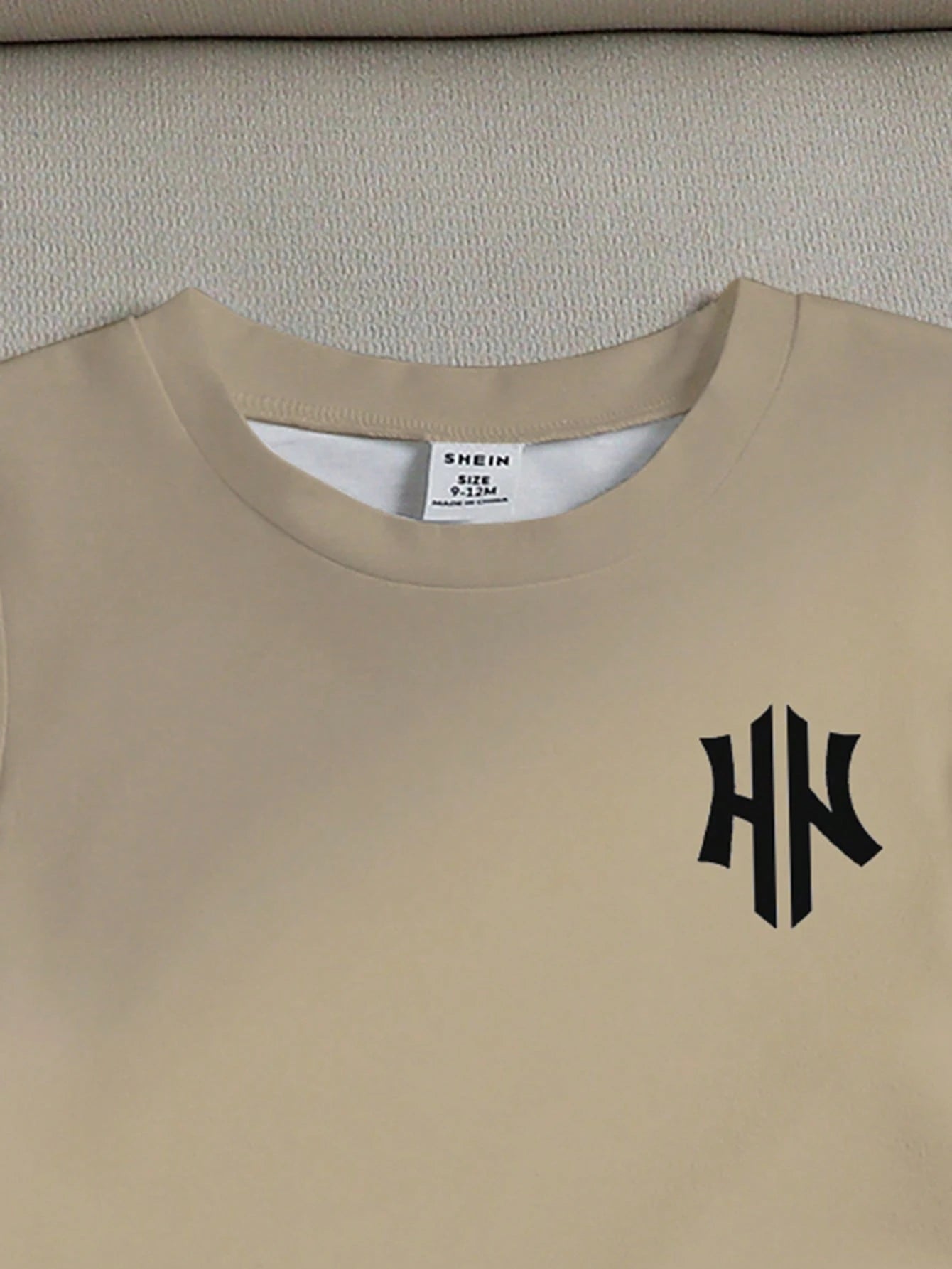 Prenda beige conjunto para bebe con estampado en camiseta detalle
