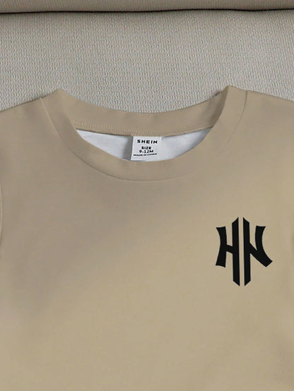 Prenda beige conjunto para bebe con estampado en camiseta detalle
