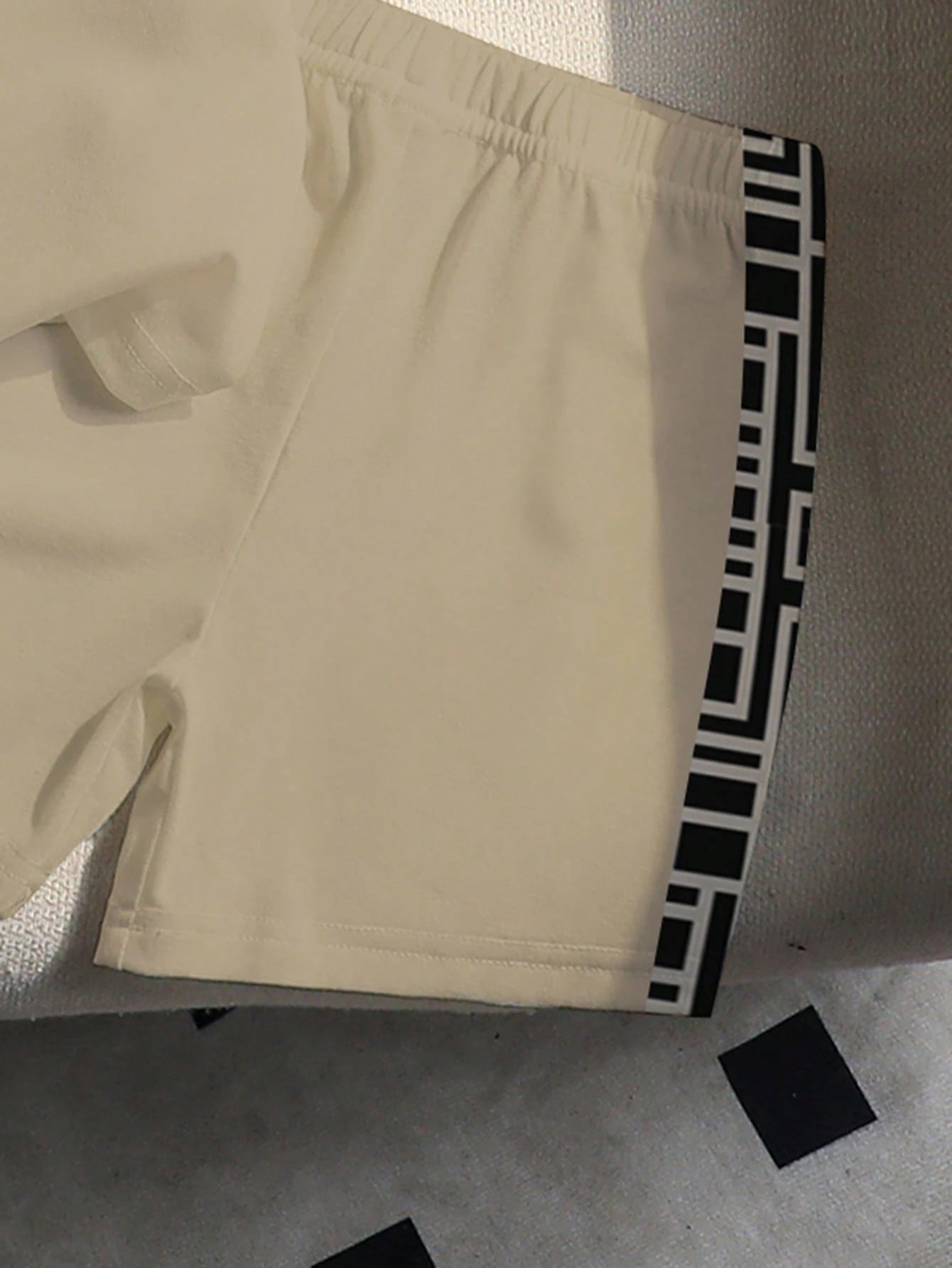 Prenda beige conjunto para bebe con short y cintura elastica detalle