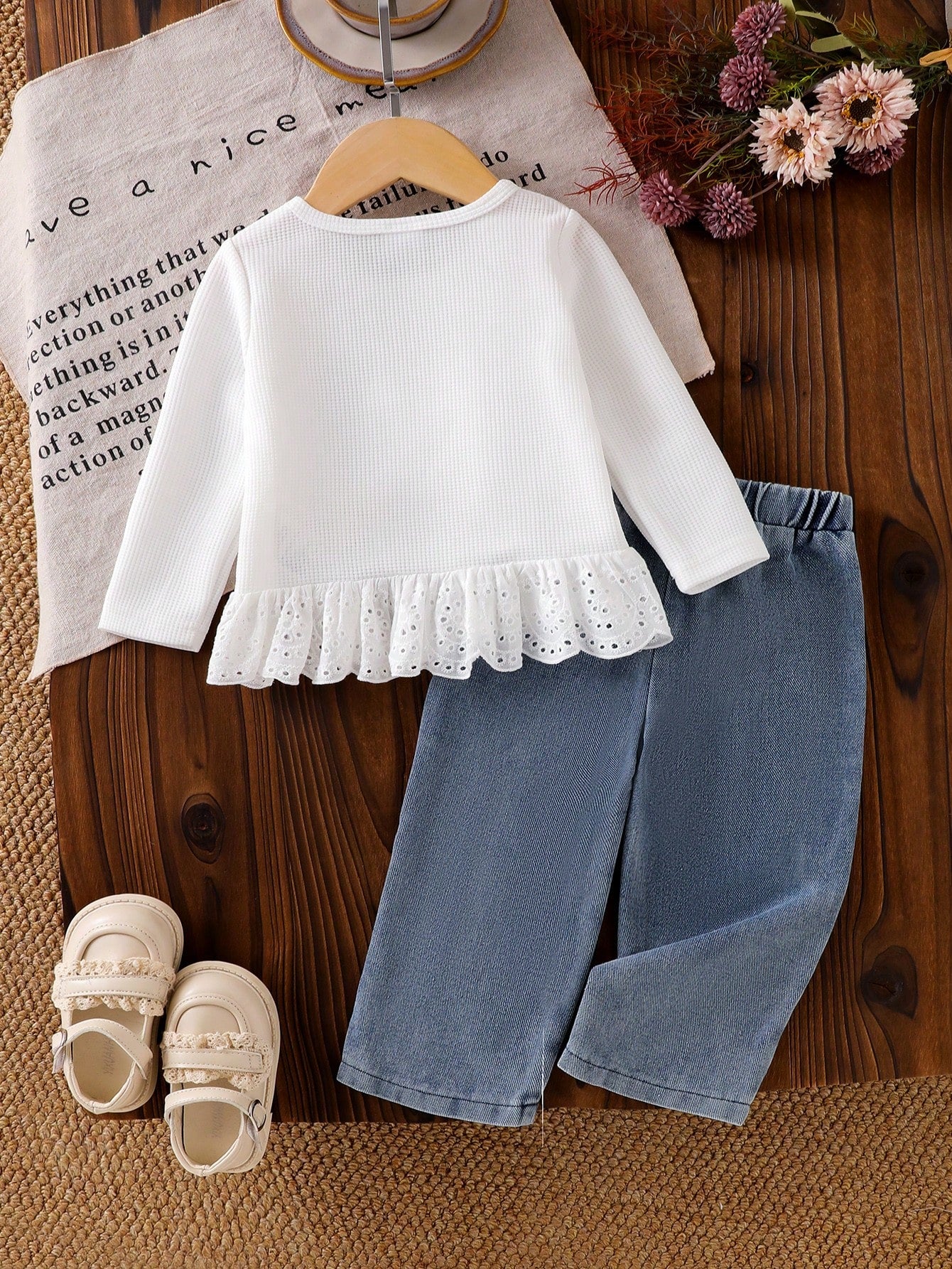 Prenda blanca conjunto para bebe con blusa y pantalon vista posterior