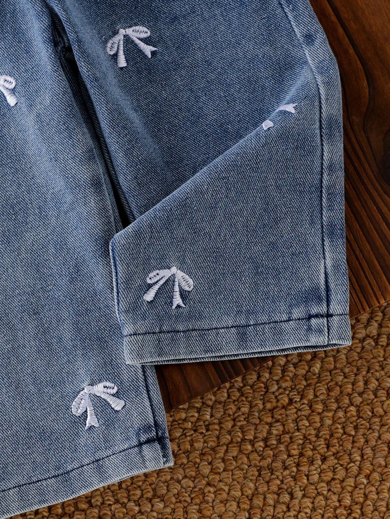 Prenda blanca conjunto para bebe con detalle de pantalon jean bordado