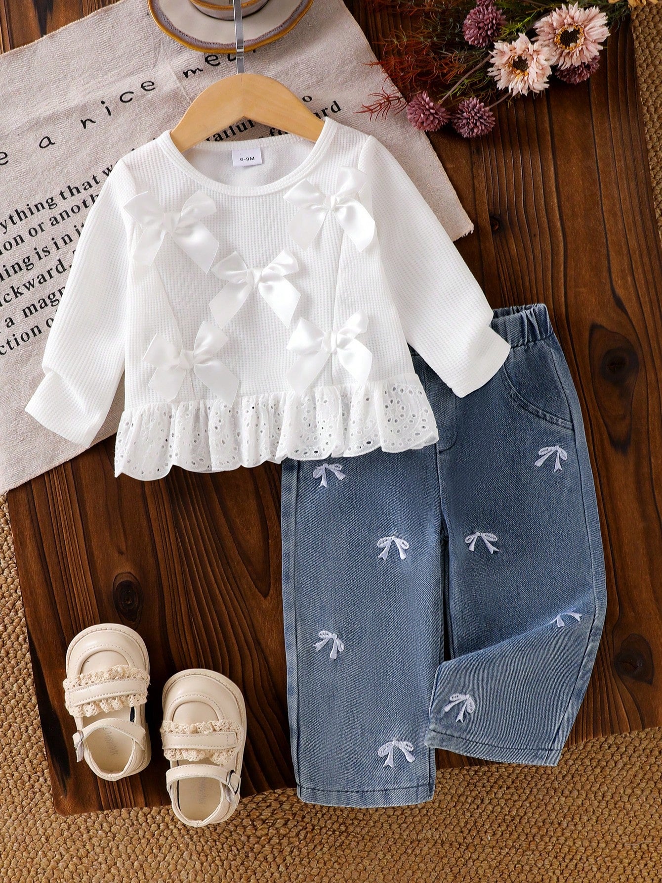 Prenda blanca conjunto para bebe con blusa de lazos y jean bordado vista frontal