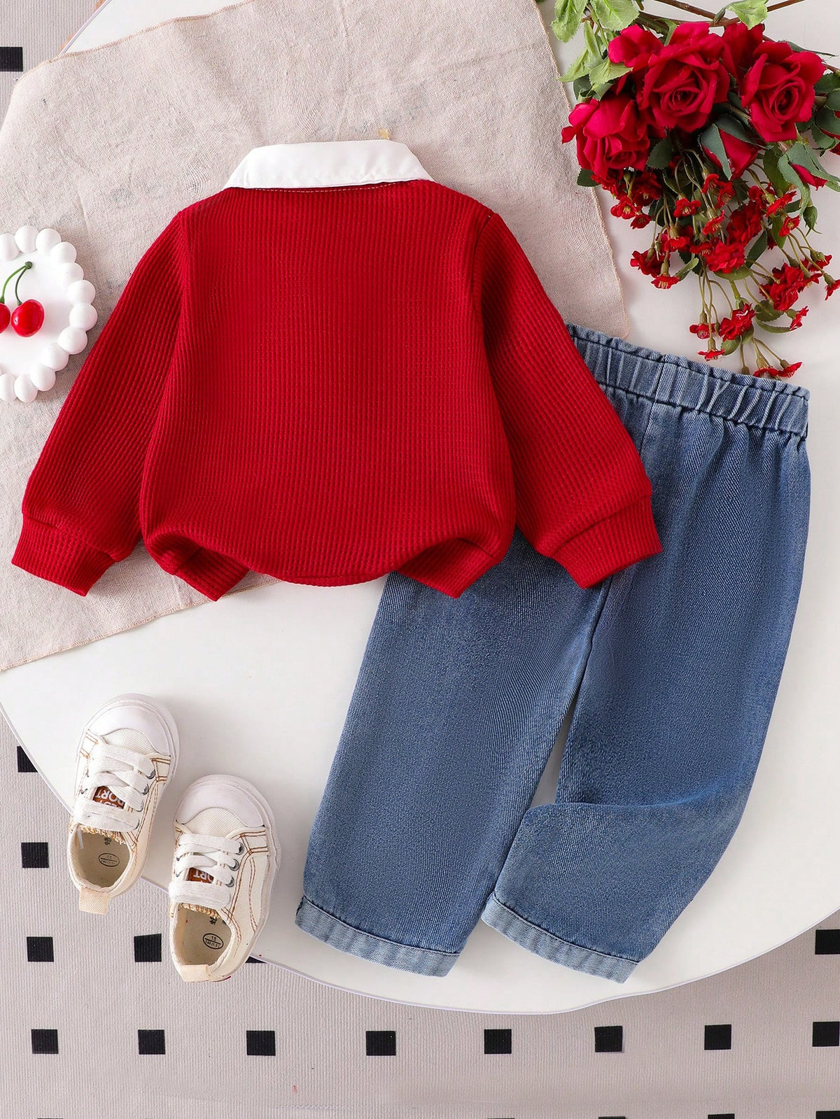 Conjunto rojo con jeans para bebe vista trasera de blusa y pantalón