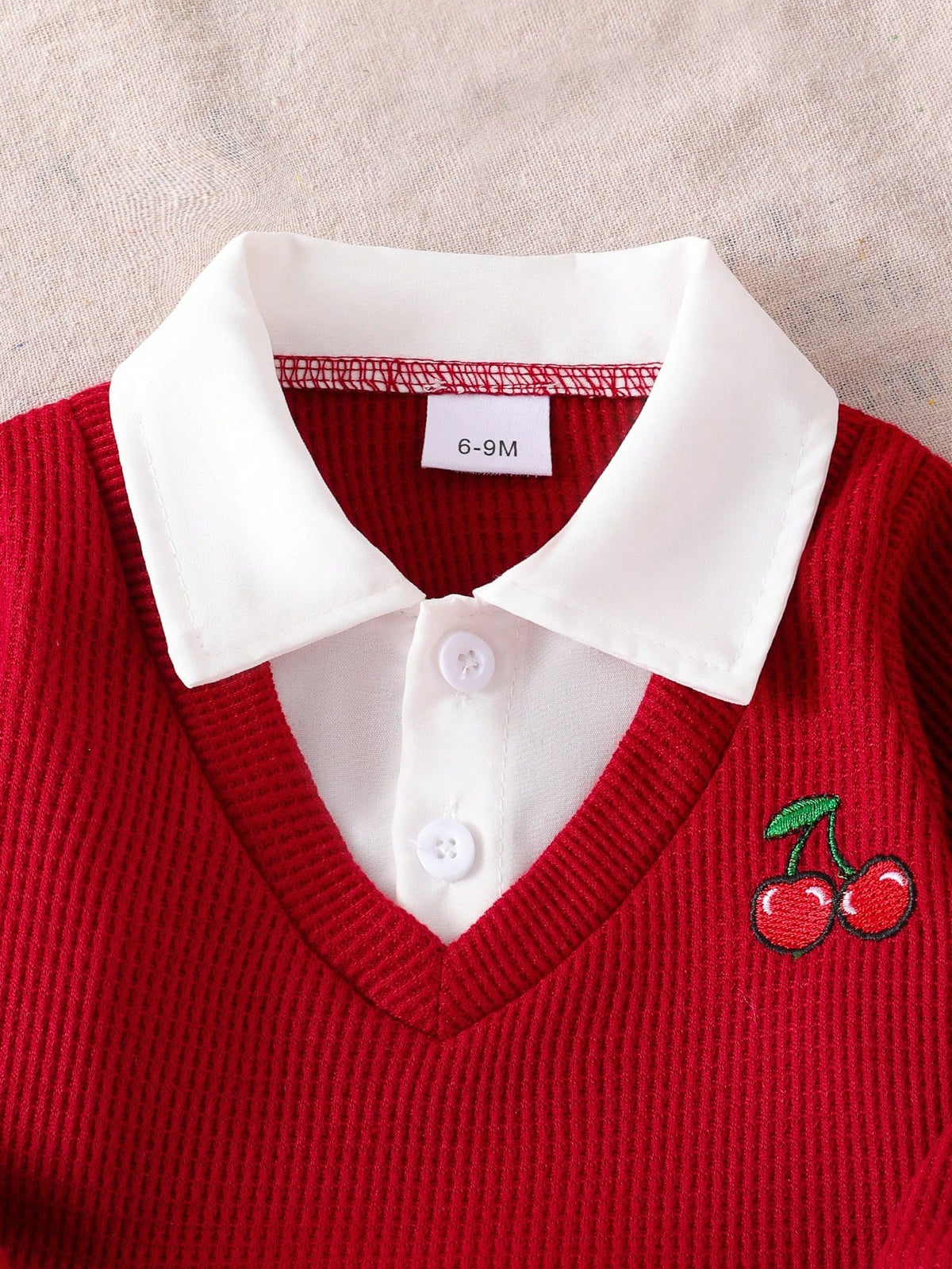 Blusa roja para bebe con detalle de cuello blanco y cerezas bordadas
