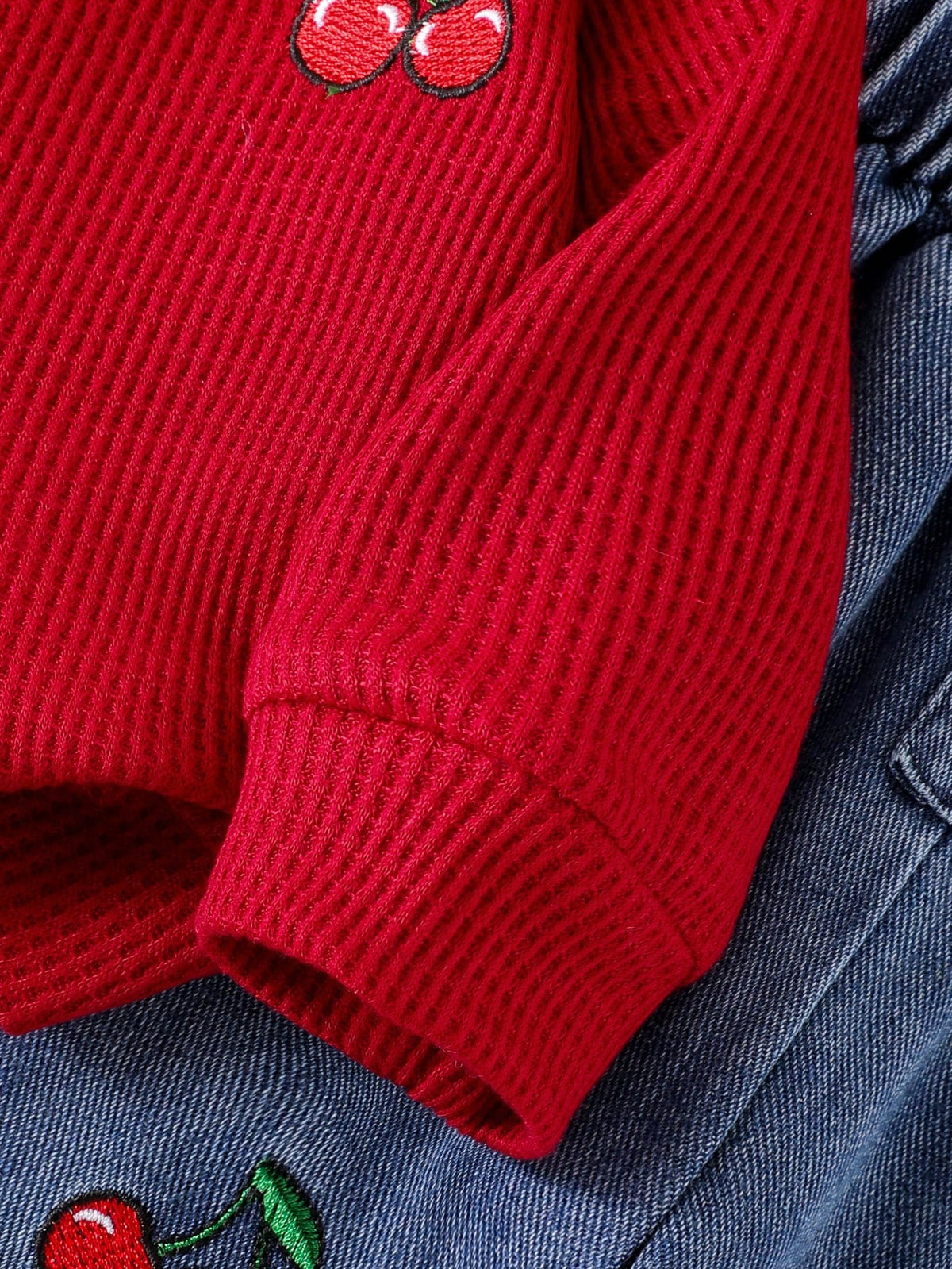 Blusa roja acanalada para bebe con detalle de manga larga y puño