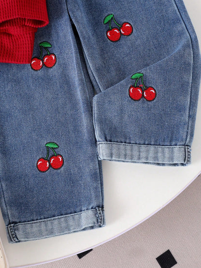 Pantalón de mezclilla azul para bebe con detalle de cerezas bordadas y ruedos doblados