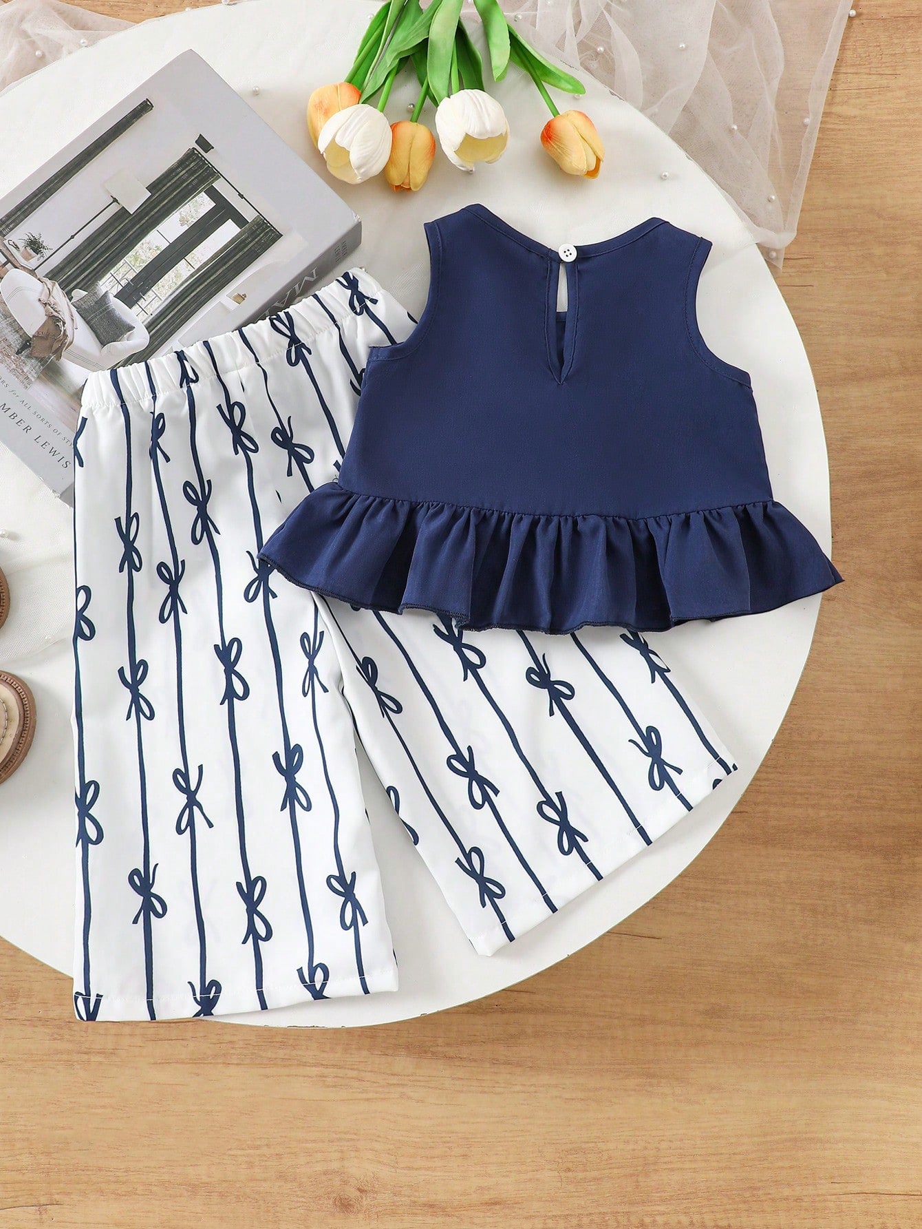 Prenda azul marino conjunto para bebe con top elegante y pantalón estampado vista trasera