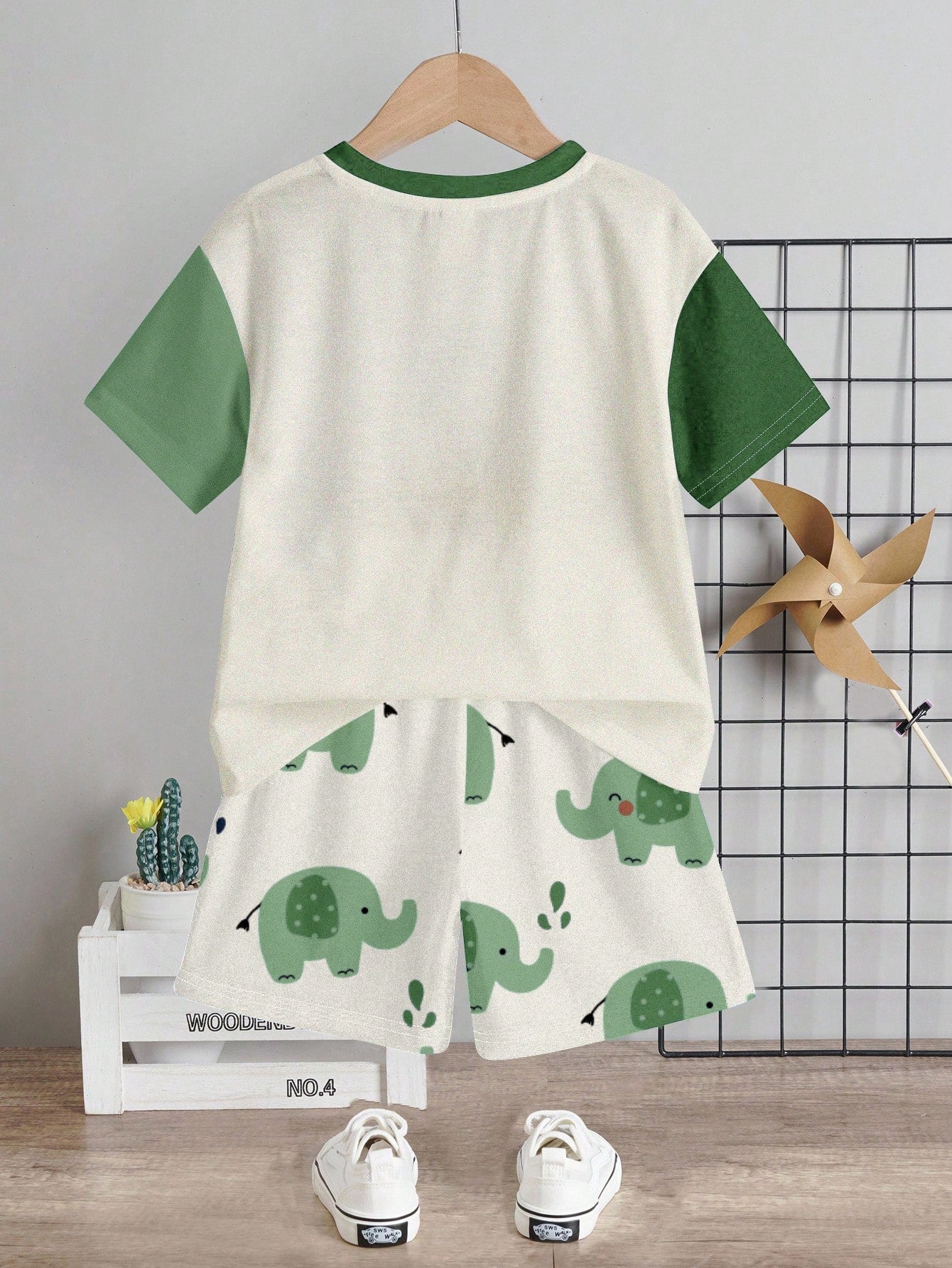Prenda verde conjunto corto para bebe con estampado de elefante vista trasera
