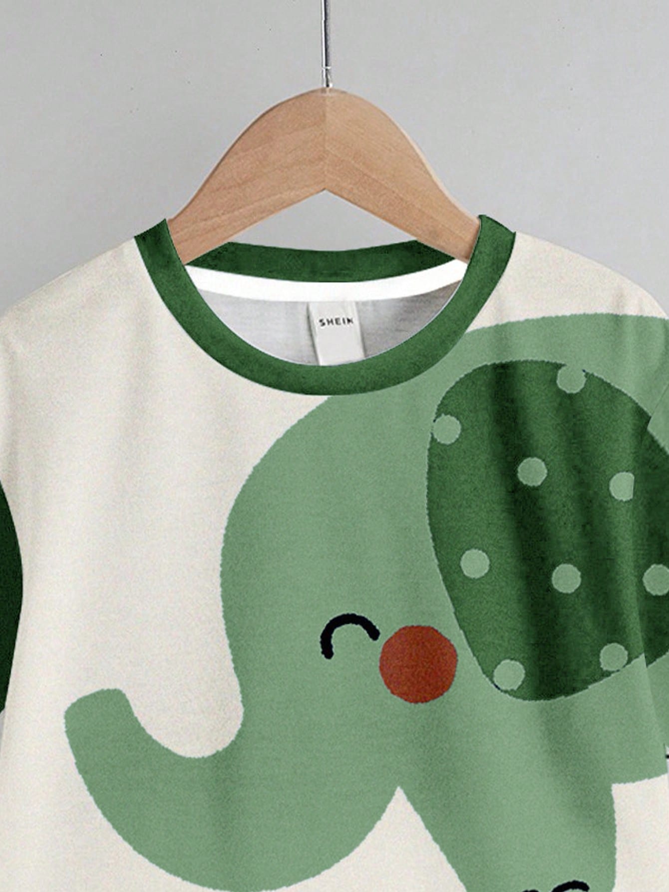 Prenda verde camiseta para bebe con elefante detalle cuello redondo
