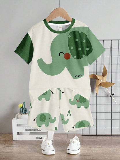 Prenda verde conjunto corto para bebe con estampado de elefante vista frontal
