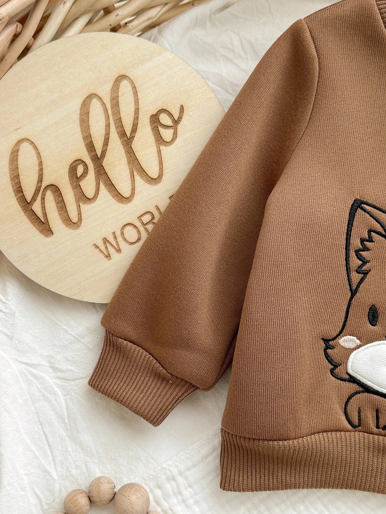 Conjunto marrón con zorrito bordado y pantalón