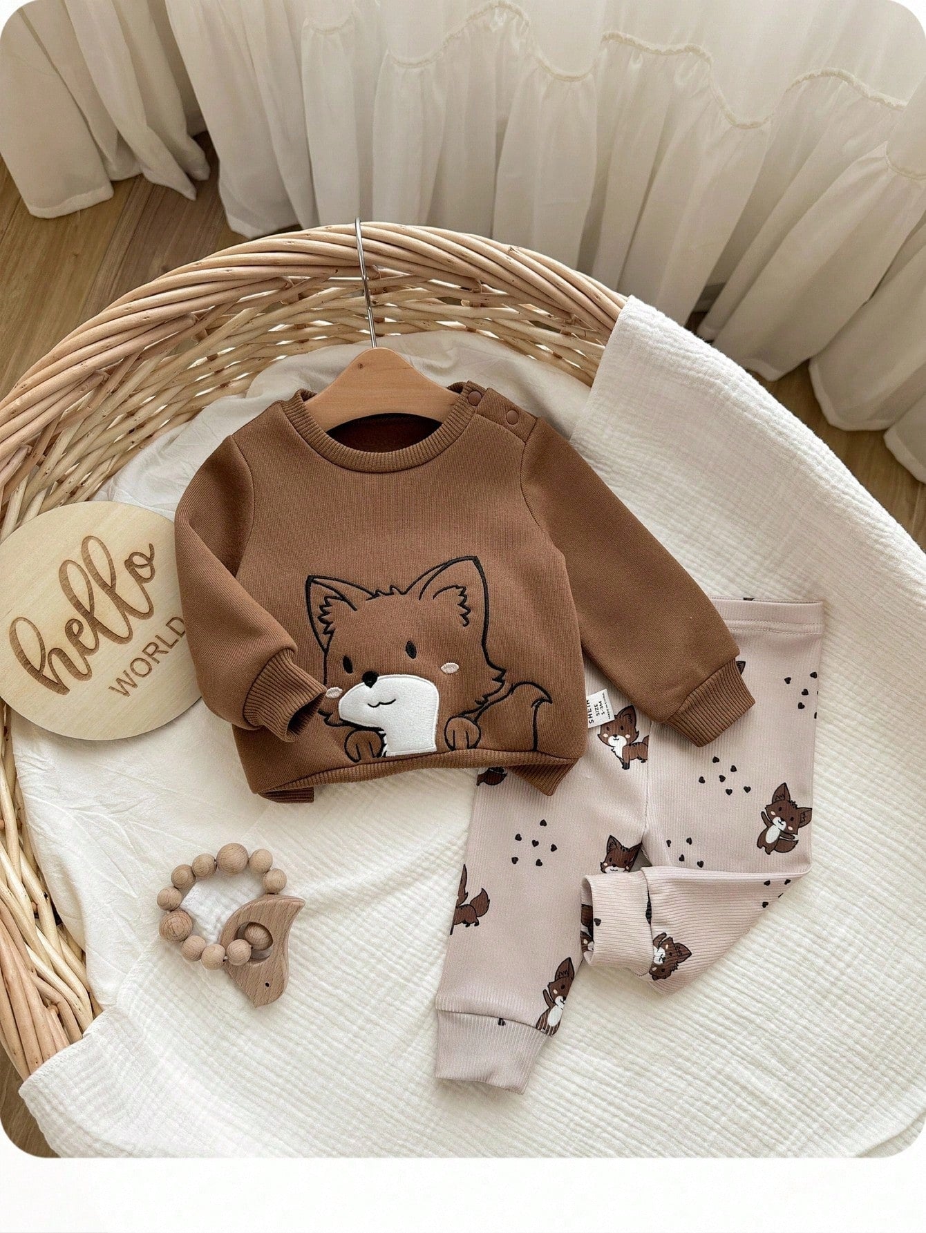 Conjunto marrón con zorrito bordado y pantalón