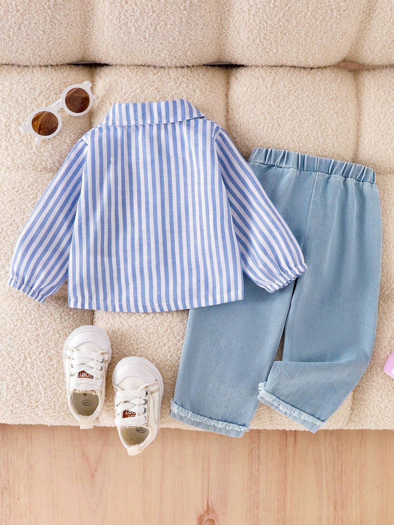 Prenda azul conjunto para bebe con blusa a rayas y jean claro vista posterior