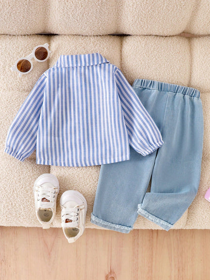 Prenda azul conjunto para bebe con blusa a rayas y jean claro vista posterior