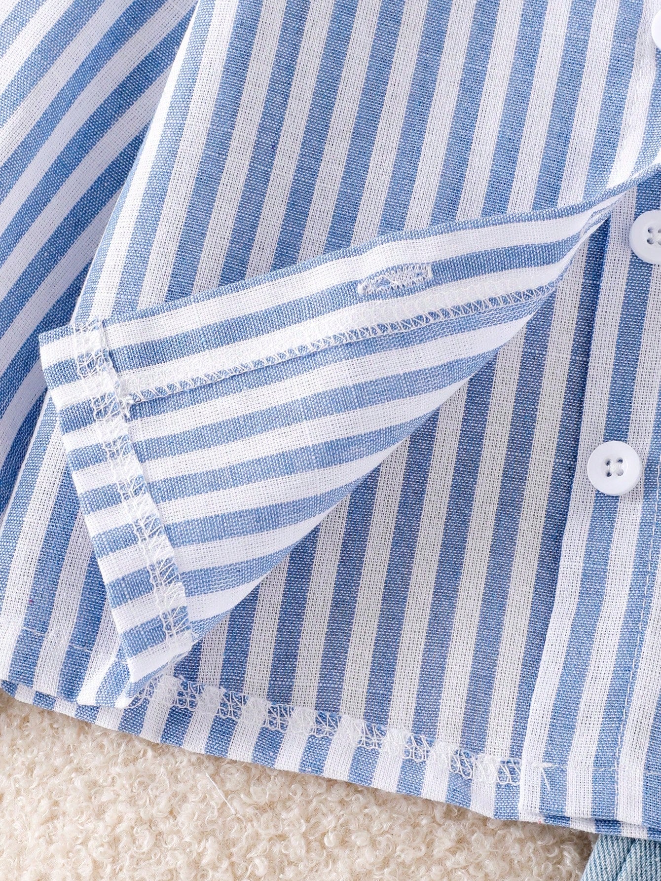 Prenda azul blusa para bebe a rayas con botones detalle del acabado