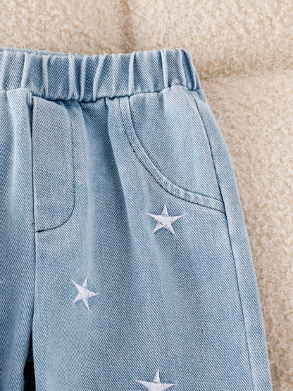 Prenda azul claro pantalon para bebe con estrellas bordadas detalle del acabado