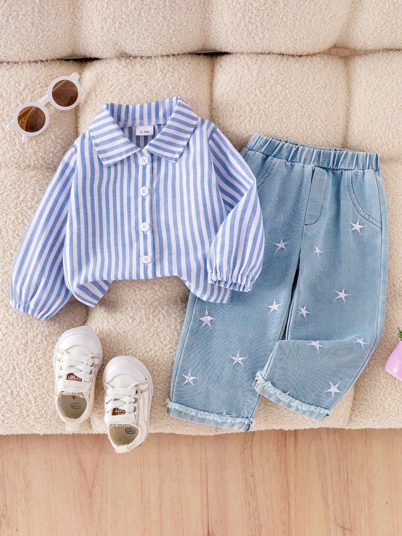 Prenda azul conjunto para bebe con blusa a rayas y jean claro vista frontal