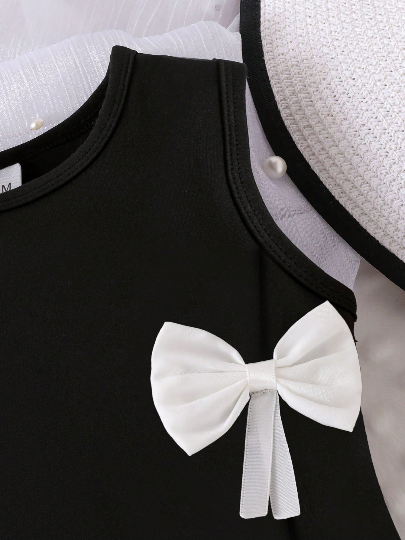 Prenda negro vestido para bebe detalle de tela y acabado