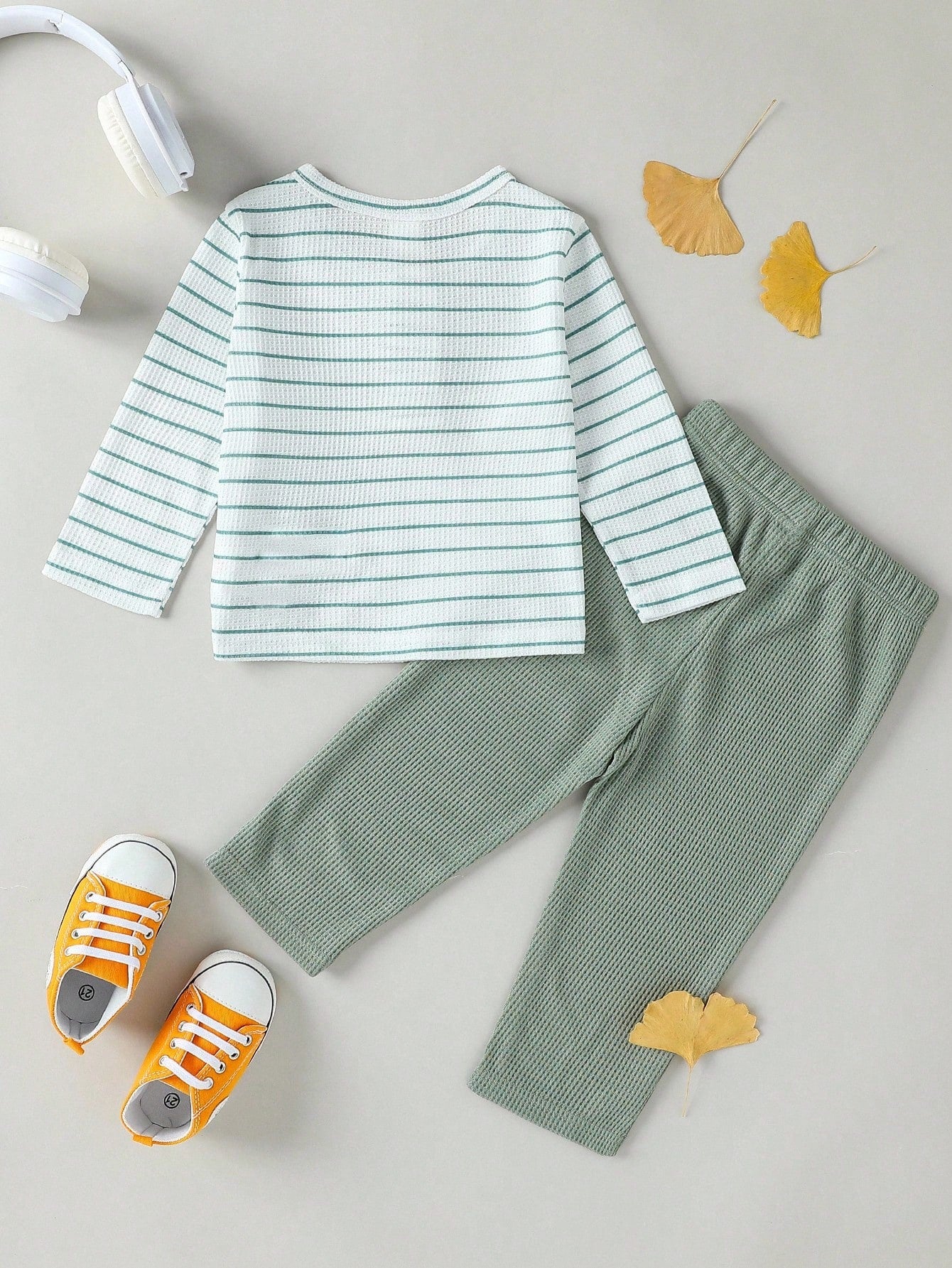 Conjunto verde a rayas con camiseta y pantalón