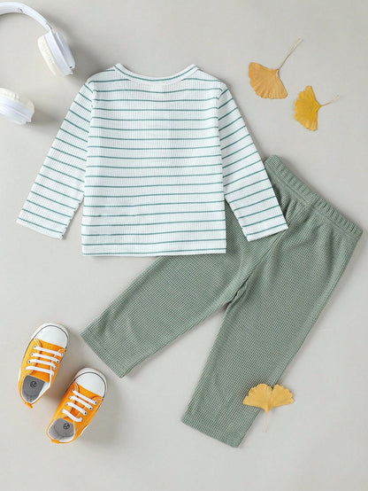 Conjunto verde a rayas con camiseta y pantalón