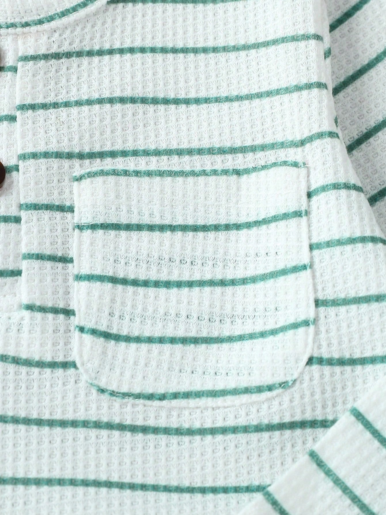 Conjunto verde a rayas con camiseta y pantalón