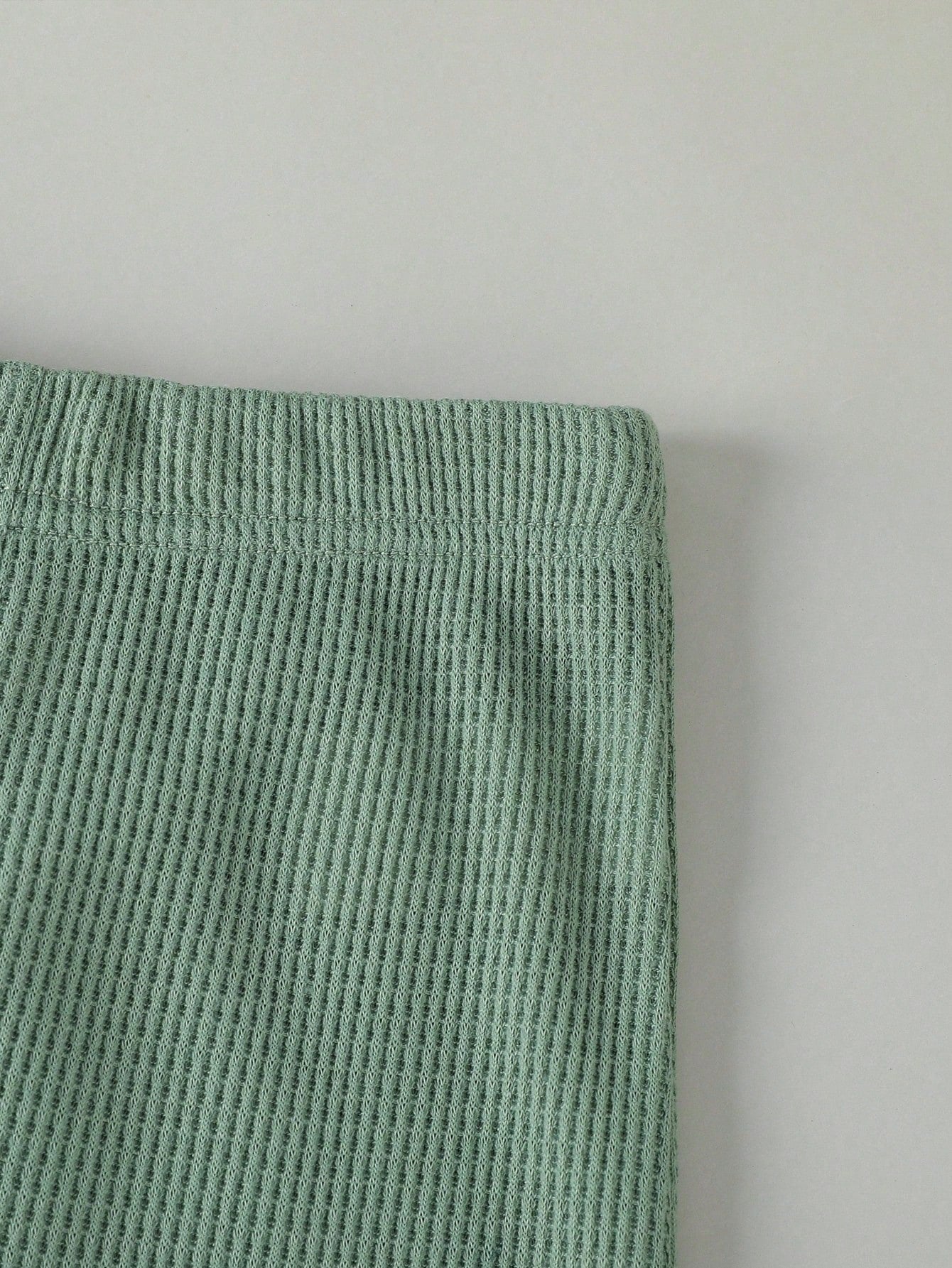 Conjunto verde a rayas con camiseta y pantalón