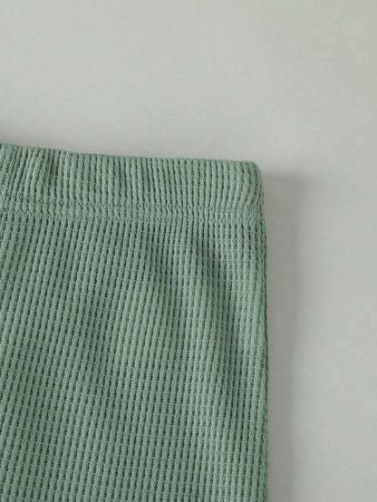 Conjunto verde a rayas con camiseta y pantalón
