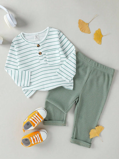 Conjunto verde a rayas con camiseta y pantalón