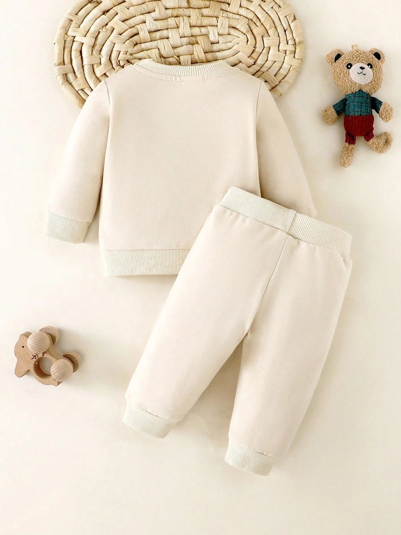 Prenda albaricoque conjunto para bebe vista trasera con pantalón largo
