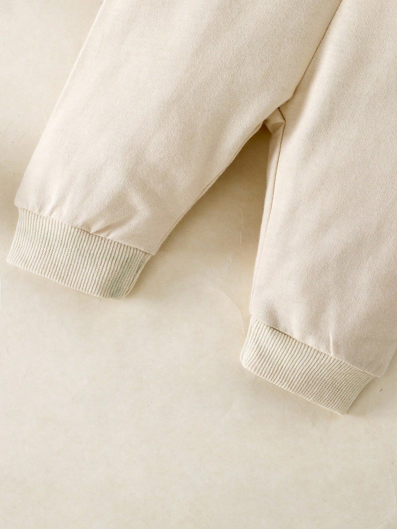 Prenda albaricoque pantalón para bebe con detalle de puños canalé