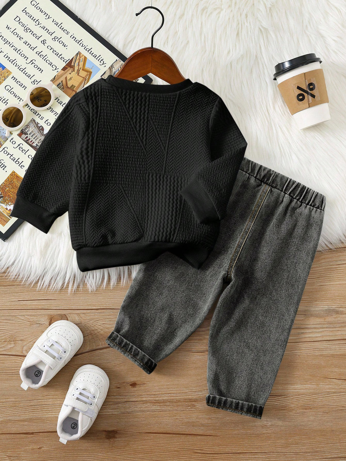 Prenda negra conjunto de sudadera y pantalón de mezclilla para bebe vista trasera
