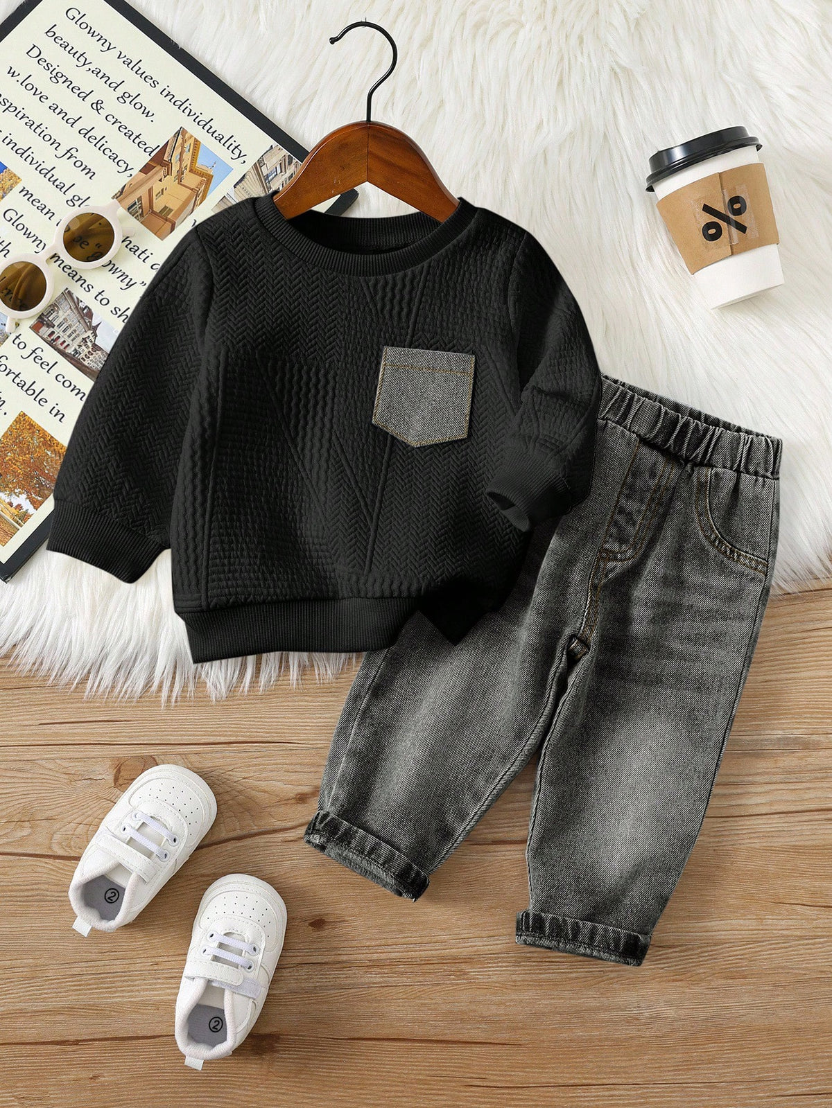 Prenda negra conjunto de sudadera y pantalón de mezclilla para bebe vista frontal