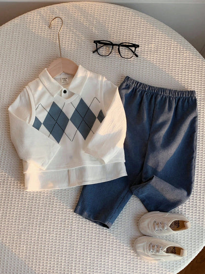 Prenda blanca y azul conjunto de tres piezas para bebe con pantalón acanalado detalle del acabado