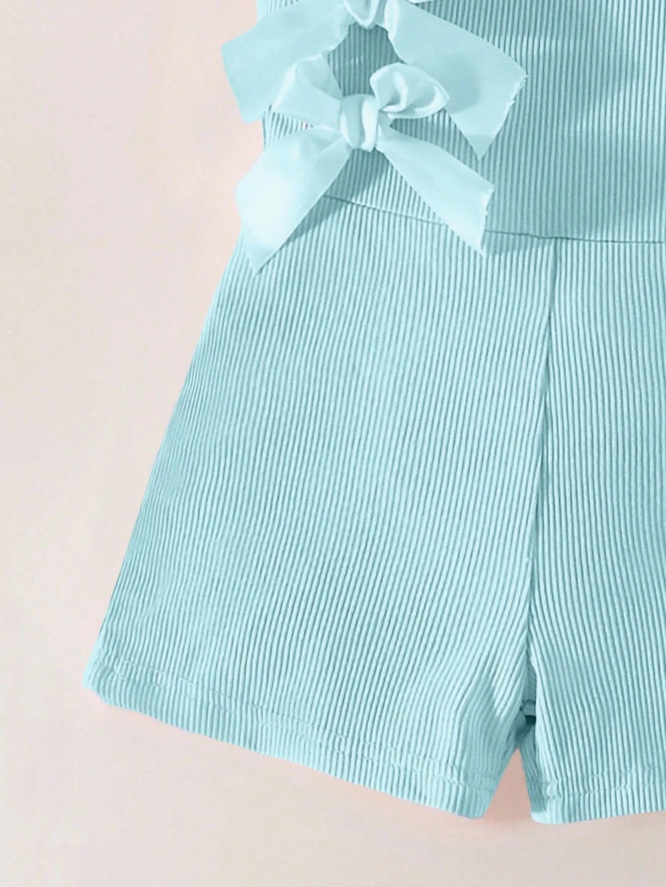 Prenda azul claro pelele para bebe detalle tela acanalada
