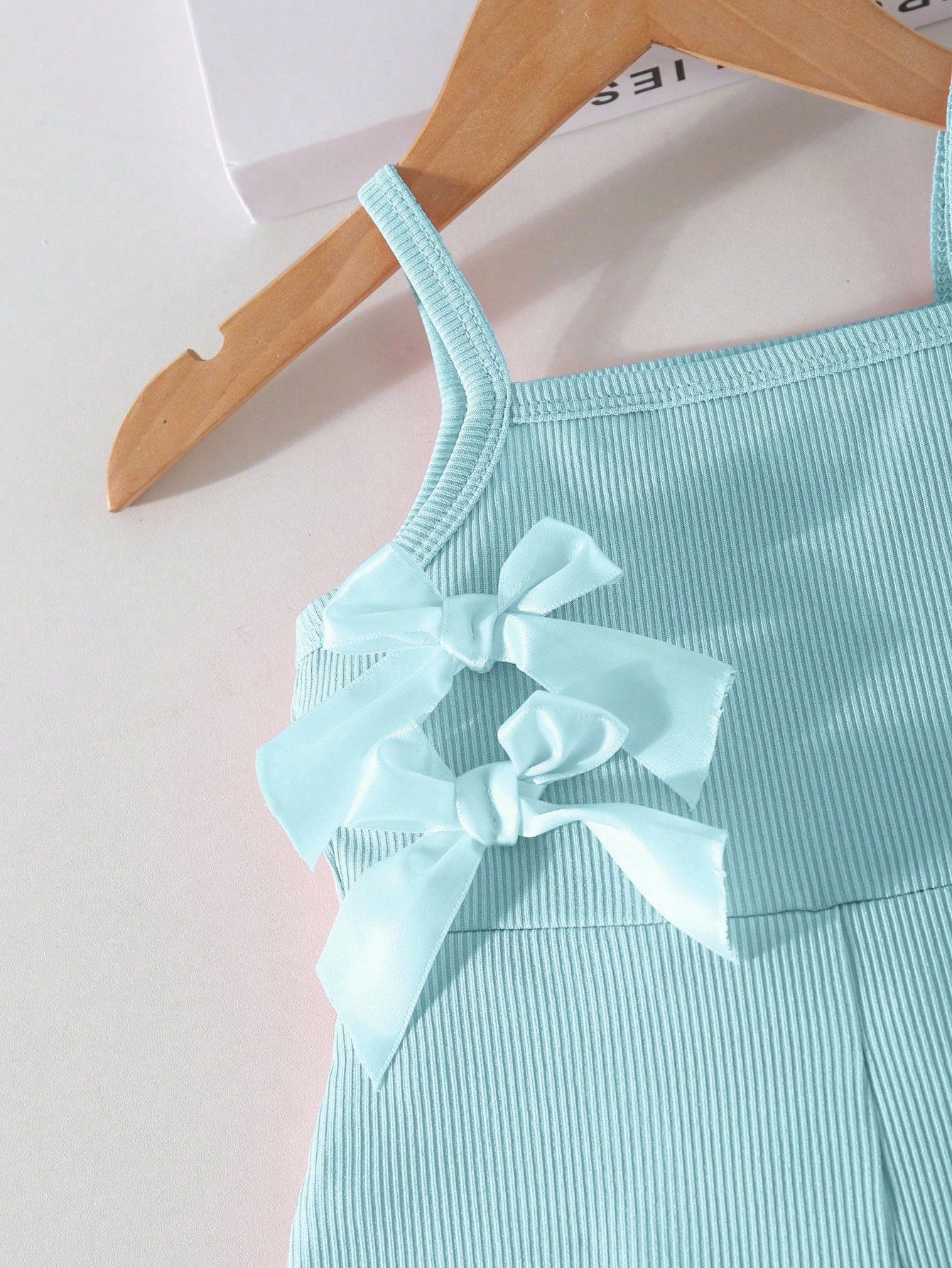 Prenda azul claro pelele para bebe detalle lazos laterales