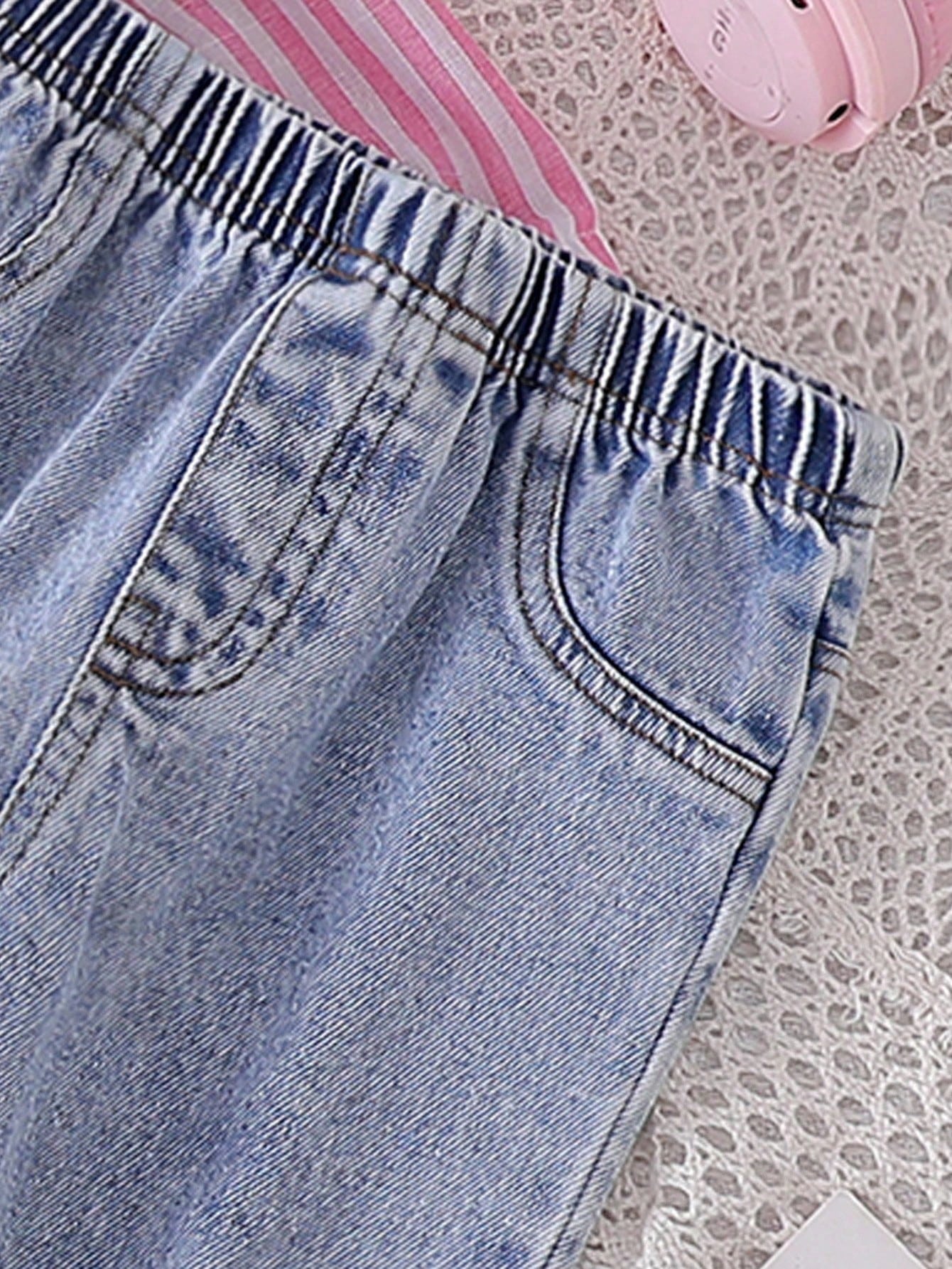 Prenda rosa conjunto para bebe con pantalon jean y lazos bordados detalle
