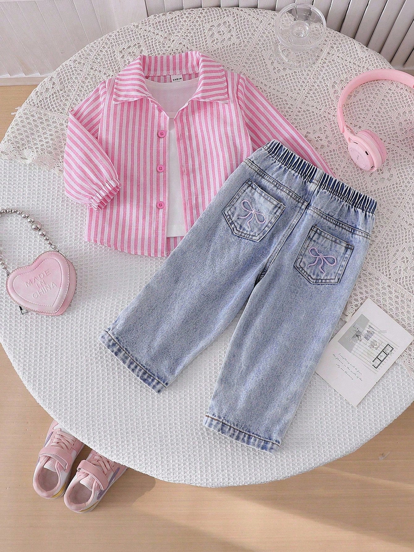 Prenda rosa conjunto para bebe con camisa a rayas y jean azul vista frontal
