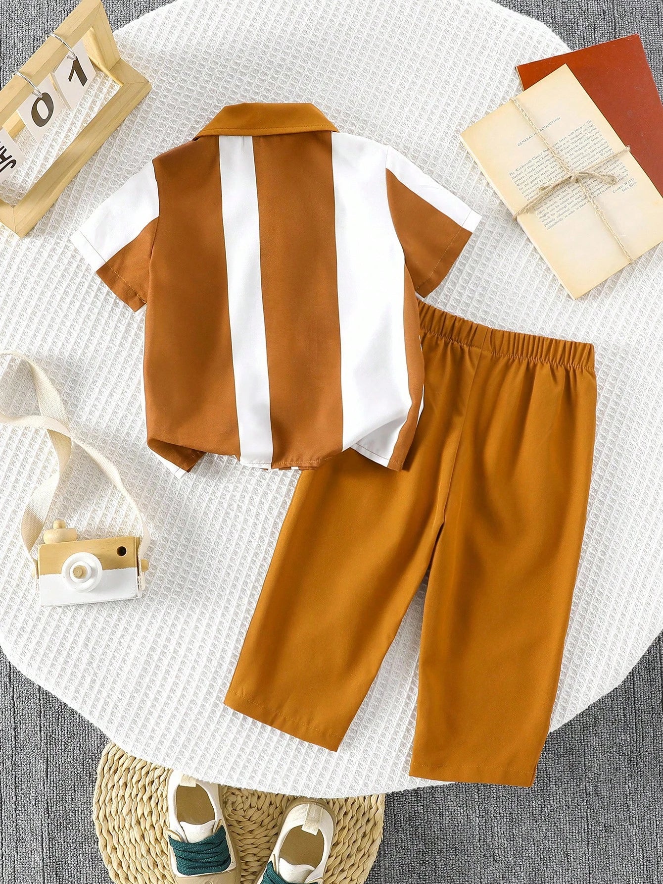 Prenda marrón conjunto para bebe con franjas verticales vista trasera
