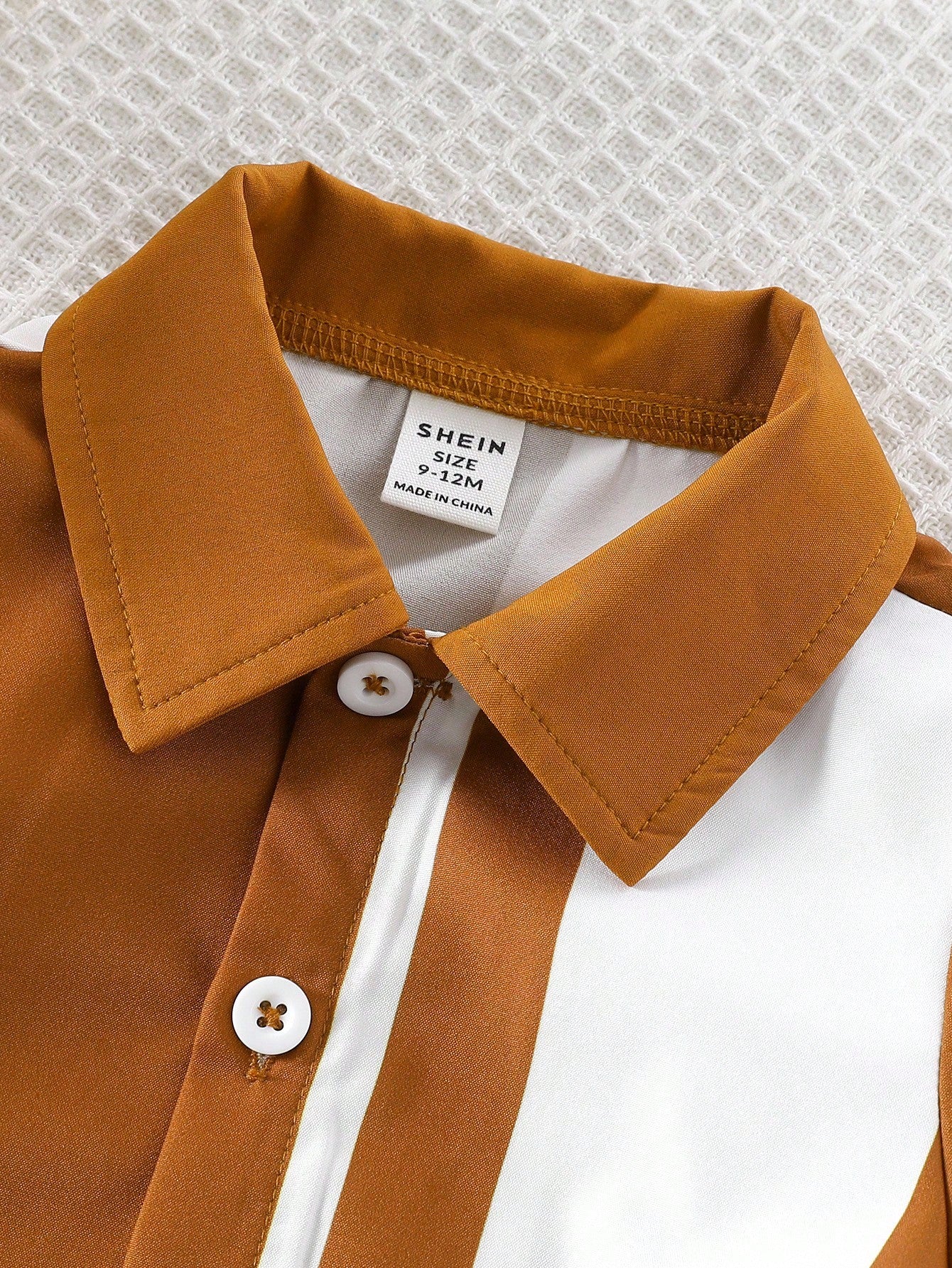 Prenda marrón camisa para bebe con cuello camisero y botones
