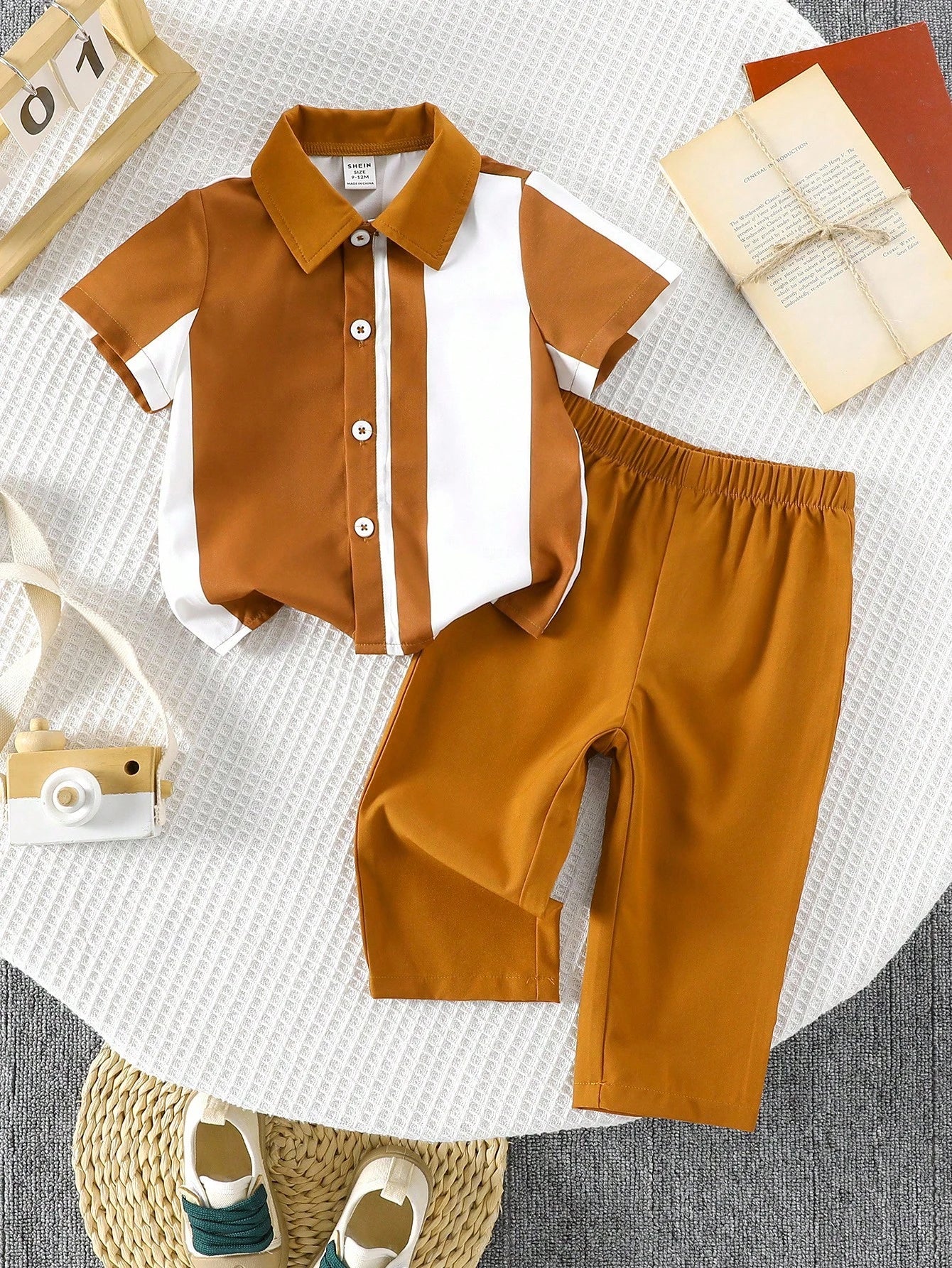 Prenda marrón conjunto para bebe con franjas verticales vista frontal
