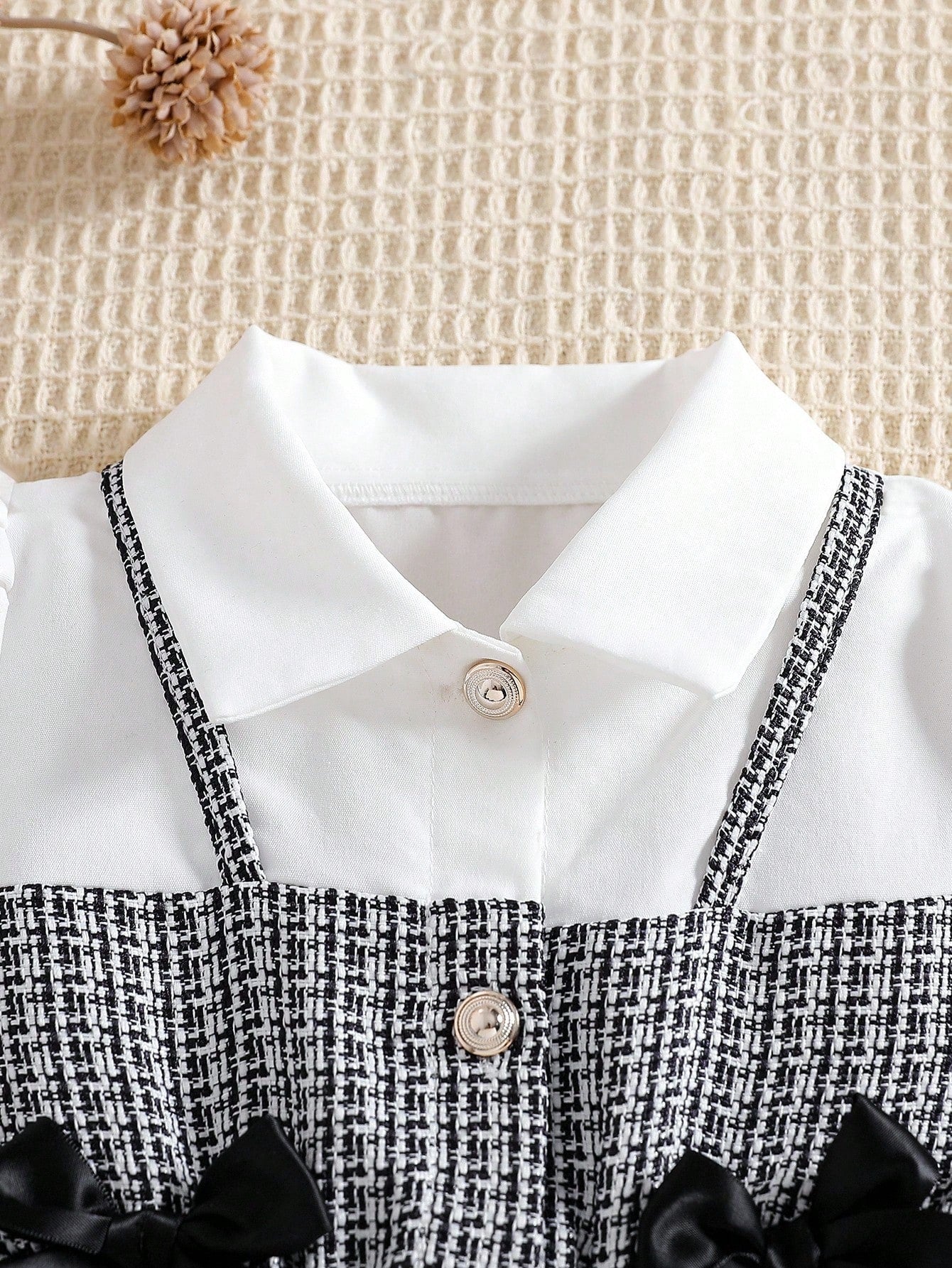 Prenda blanco negro vestido para bebe detalle de cuello camisero
