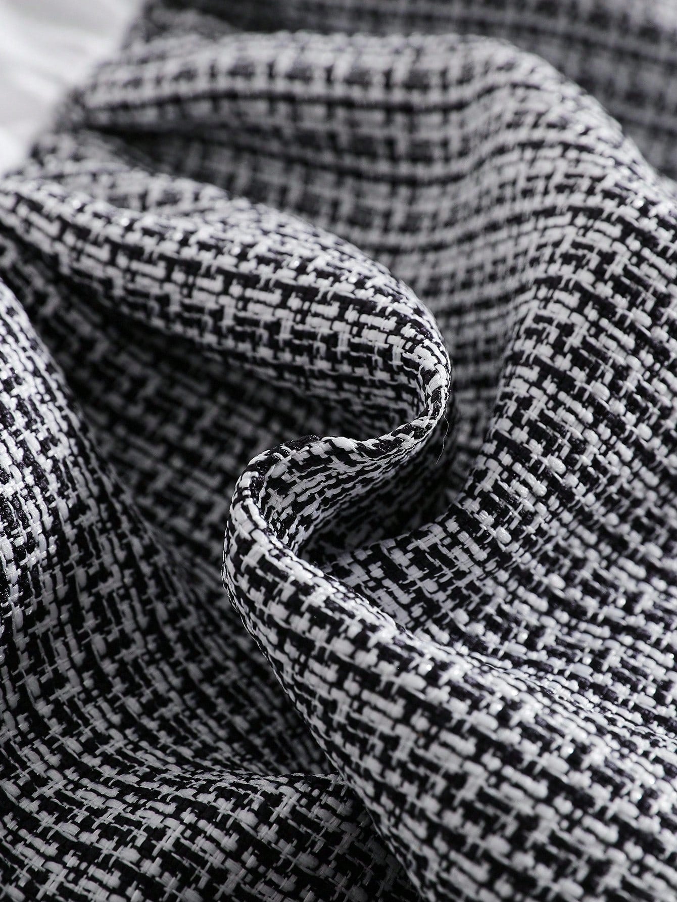 Prenda blanco negro vestido para bebe detalle de tela texturizada