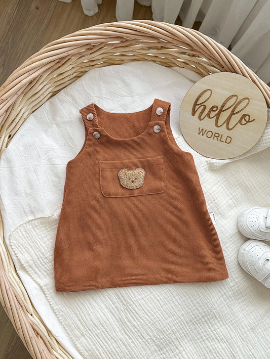 Prenda café vestido peto para bebe con parche de oso vista frontal
