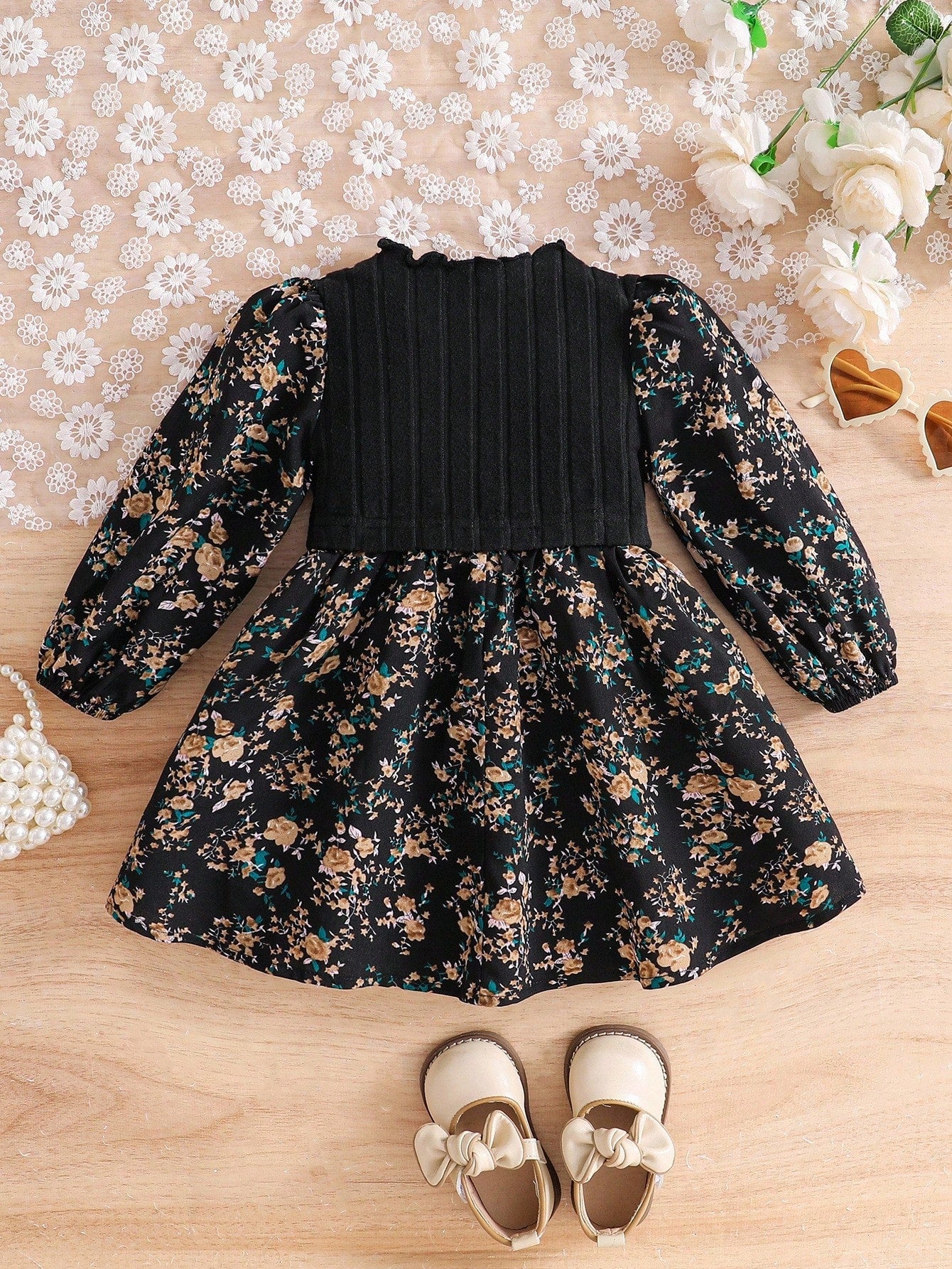 Prenda negro vestido para bebe con estampado floral vista trasera
