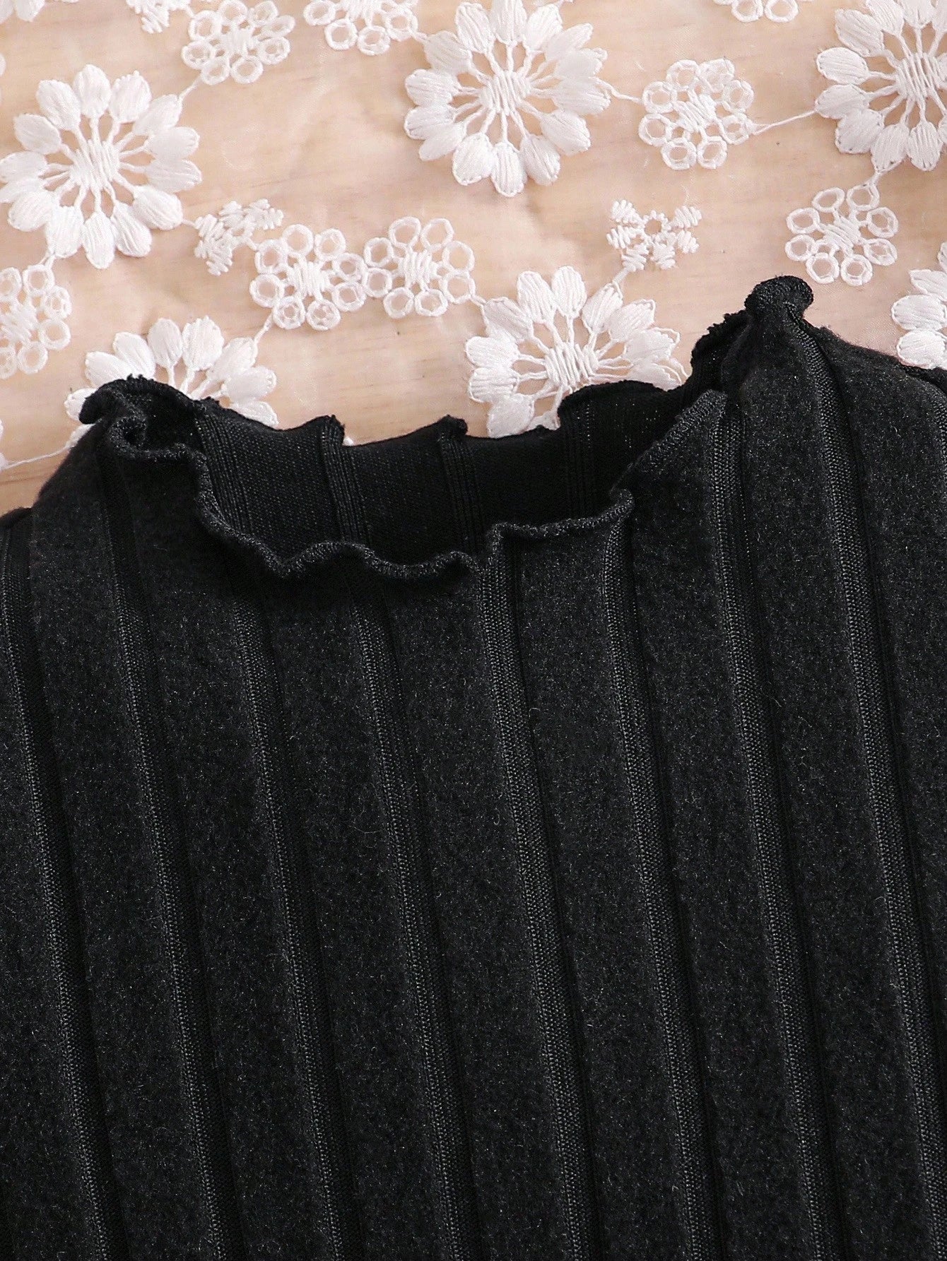 Prenda negro vestido para bebe detalle de cuello alzado texturizado
