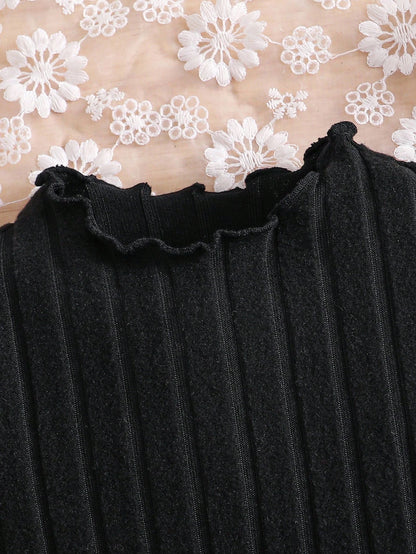 Prenda negro vestido para bebe detalle de cuello alzado texturizado
