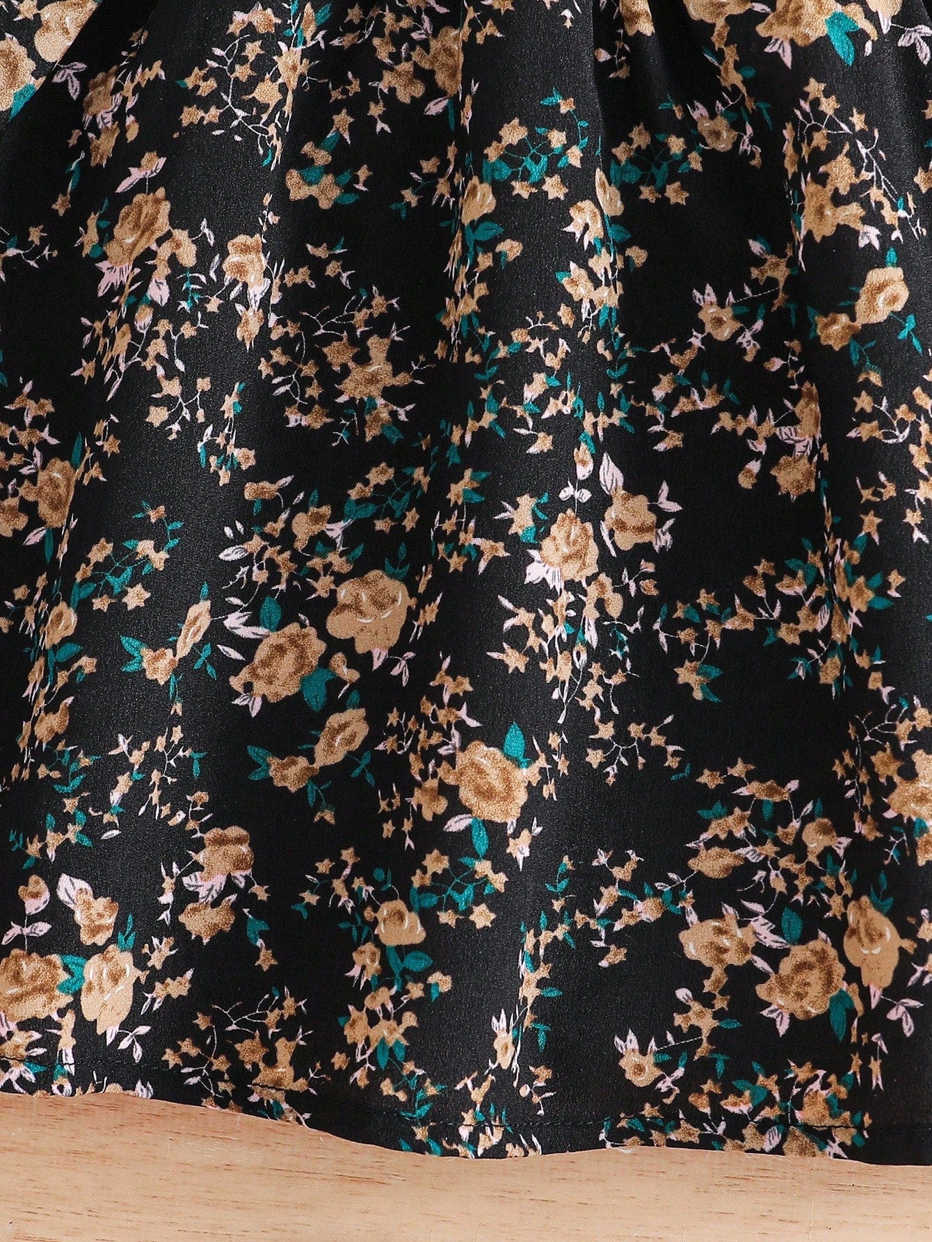 Prenda negro vestido para bebe detalle de tela floral
