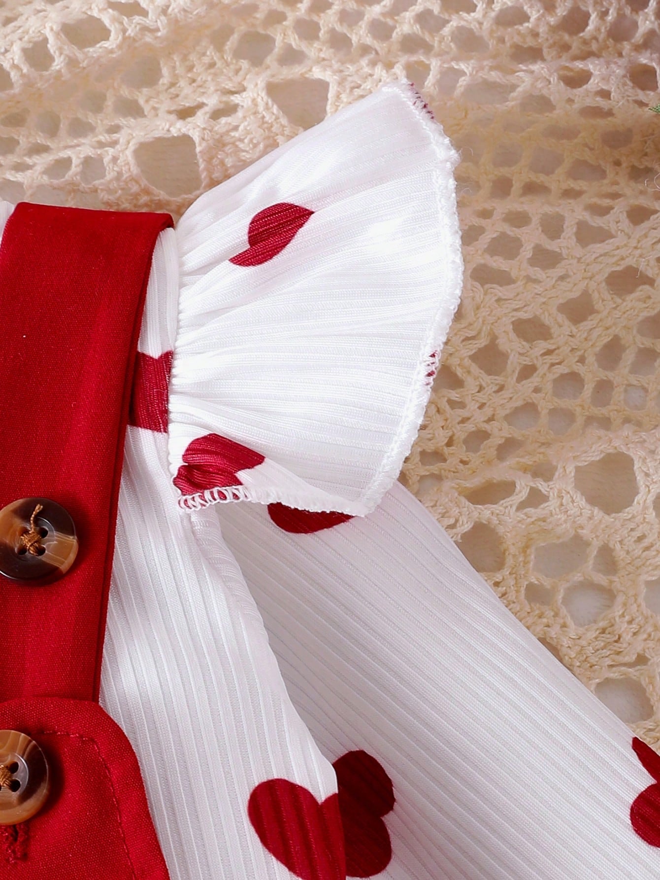 Prenda roja conjunto para bebe detalle de manga con volante